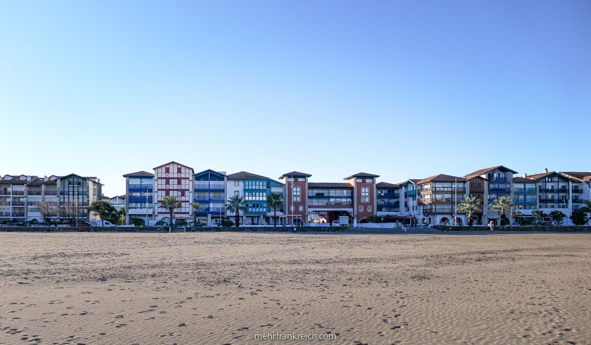 Die Strandpromenade von Hendaye ist gesäumt von totllen Strandhäusern