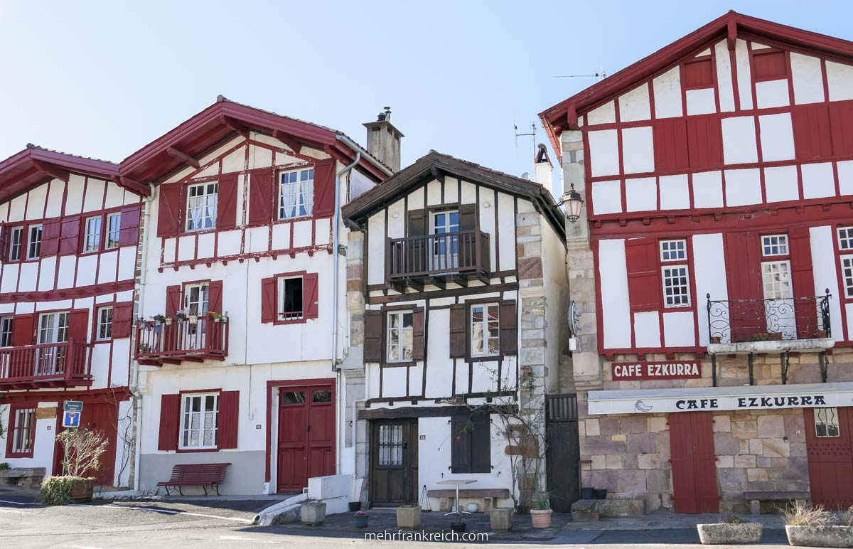 bunte Häuser in Ainoha Baskenland Frankreich