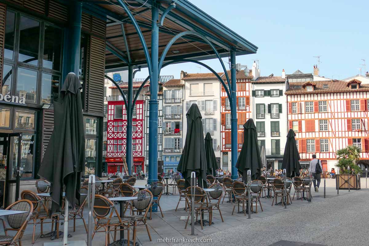 Der Markt von Bayonne ist zentral gelegen und bietet viele baskische Spezialitaeten.