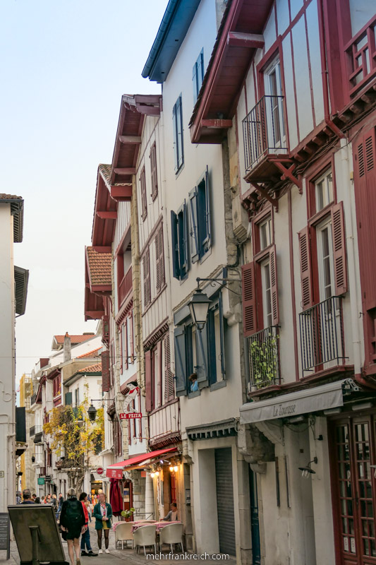 Bunten Häuser in der Altstadt von Saint-Jean-de-Luz Frankreich
