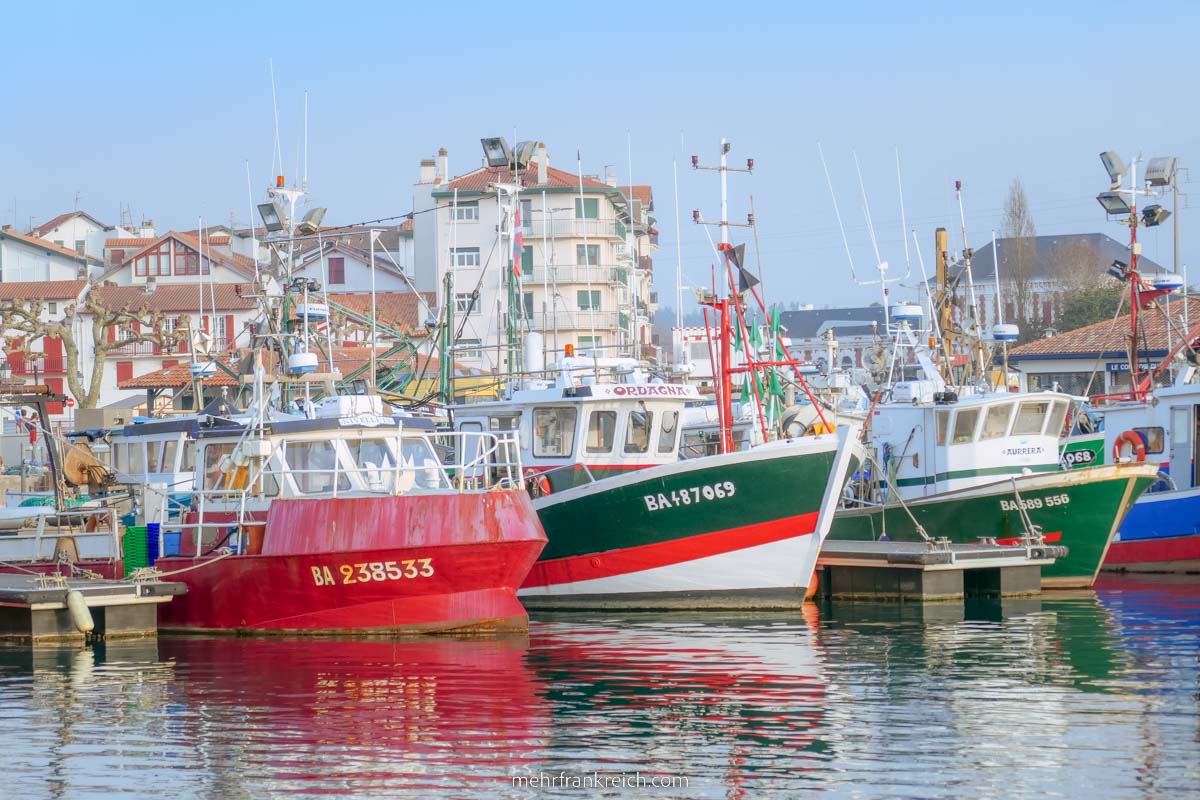 Boote im Hafen von Saint-Jean-de-Luz, französisches Baskenland