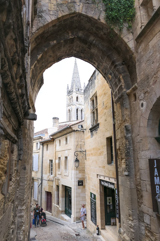 Gasse in Saint Emilion Bordeaux_