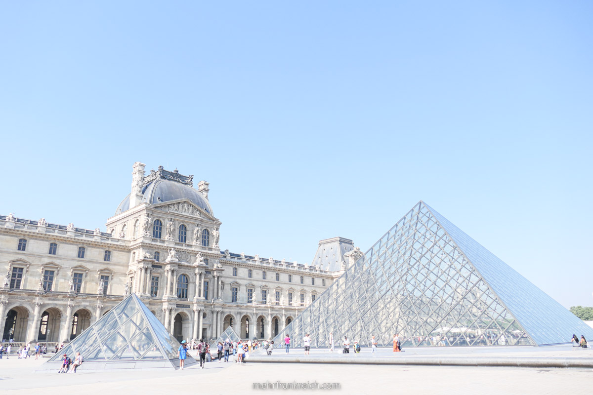 PARIS Sehenswürdigkeiten Louvre Glaspyramide