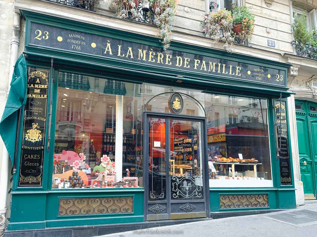 Paris Montmartre Mere a la Famille