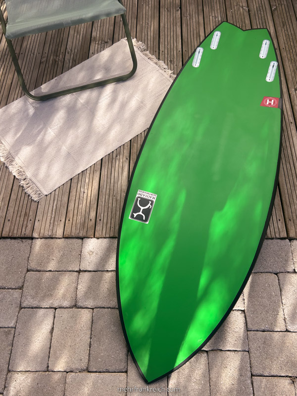 surfboard-reparieren-spraypaint-gruen