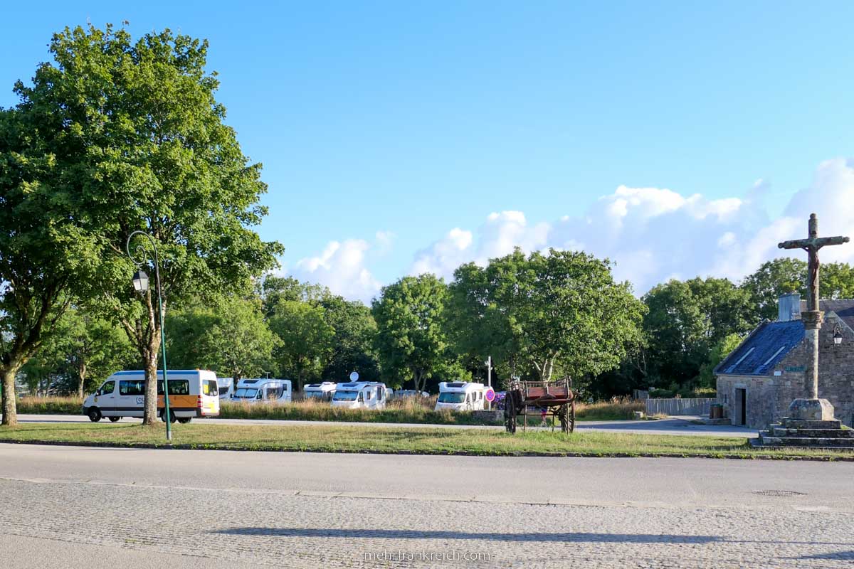 bretagne-locronan-wohnmobil-stellplatz