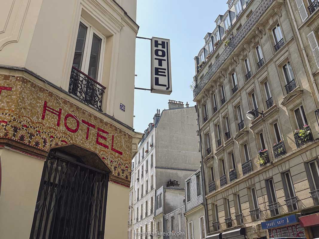 Paris Hotel Schild