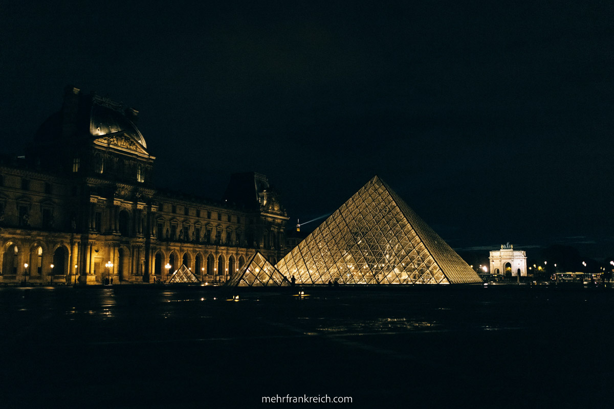 Paris Verliebte Louvre bei Nacht