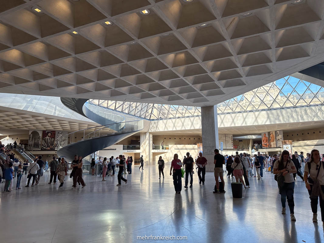 Louvre Paris Eingangshalle